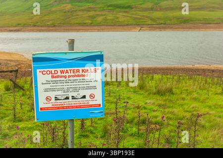 Nidderdale, Yorkshire, Royaume-Uni. 4 juillet 2025. Panneau d'avertissement placé par Yorkshire Water, « Cold Water Kills » au réservoir Scar House à Upper Nidderdale, Nort Banque D'Images