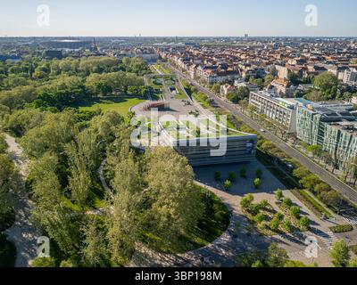 Photo de drone matinale au-dessus de Kunsthalle montrant une vue d'angle du Musée d'Ethnographie courbe de Budapest, avec Puskás Aréna, le District VII et le Parc de la ville Banque D'Images