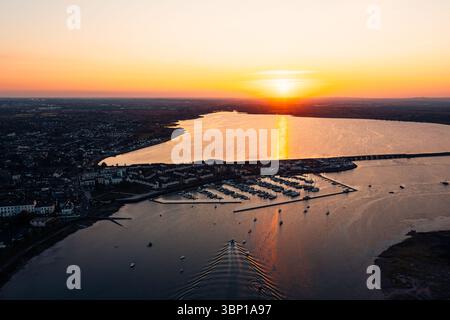 Vue de haut en bas d'un bateau retournant à quai à Malahide Marina entouré d'autres voiliers amarrés Banque D'Images