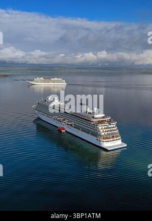 Une vue en portrait des navires de croisière Viking Line Viking Saturn et Viking Sky ensemble à Kirkwall, Orkney. Banque D'Images