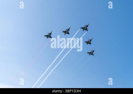 BUDAPEST, HONGRIE - 20 AOÛT. 2024 : cinq avions de chasse Gripen de l'armée de l'air hongroise avec les couleurs nationales hongroises sur le national hongrois Banque D'Images