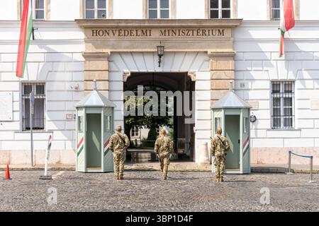 BUDAPEST, HONGRIE - 20 AOÛT. 2024 : relève de la garde par des soldats hongrois devant l'entrée du bâtiment du ministère hongrois de la Défense Banque D'Images