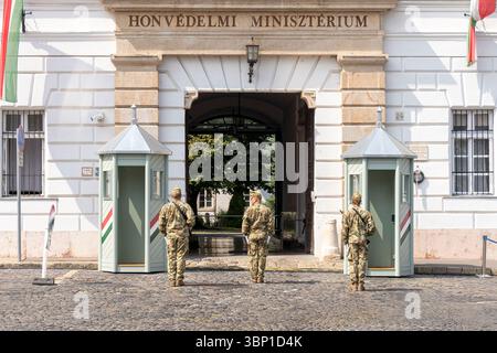 BUDAPEST, HONGRIE - 20 AOÛT. 2024 : relève de la garde par des soldats hongrois devant l'entrée du bâtiment du ministère hongrois de la Défense Banque D'Images