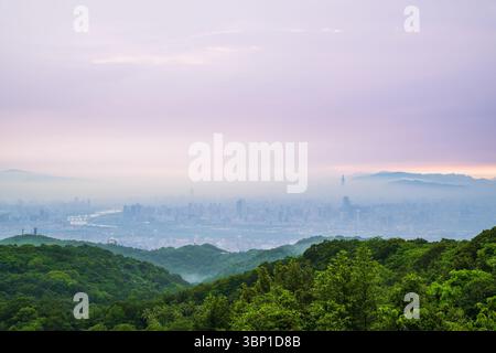 Une scène matinale paisible avec la ville de Taipei visible à travers la brume de la montagne Datun à New Taipei City, Taiwan. Banque D'Images