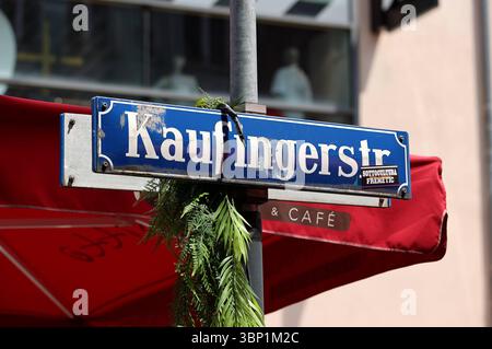 Hier im Bild das Strassenschild Kaufingerstrasse, Einkaufsstrasse, Fussgängerzone *** Voici sur l'image le panneau de rue Kaufingerstrasse, rue commerçante, zone piétonne Banque D'Images