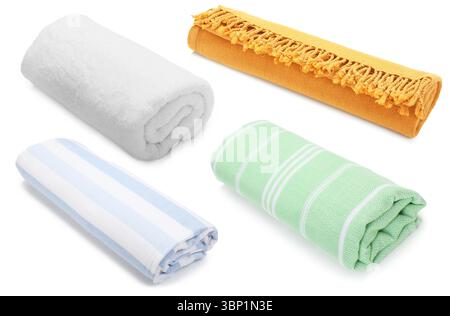 Différentes serviettes de plage sur fond blanc, ensemble Banque D'Images