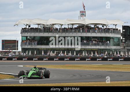 NORTHAMPTON, ANGLETERRE - 5 JUILLET : Nico Hulkenberg, Allemand, pilote la Ferrari Kick Sauber C44 (27) lors des qualifications devant le Grand Prix de F1 de Grande-Bretagne sur le circuit de Silverstone le 5 juillet 2024 à Northampton, Angleterre.(photo de Vince Mignott/Alamy Live News) Banque D'Images