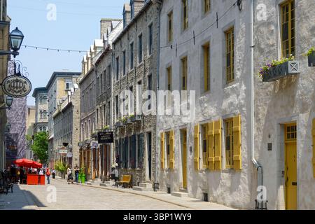 Bâtiments historiques en pierre bordant une rue étroite dans le Vieux-Québec Banque D'Images