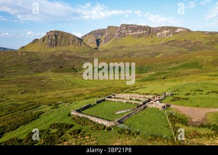 Vue aérienne par drone du paysage de Quiraing, crête totternaire, île de Skye, Écosse, Royaume-Uni. Banque D'Images