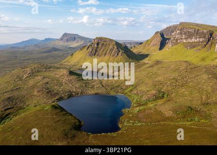 Vue aérienne par drone du paysage de Quiraing, crête totternaire, île de Skye, Écosse, Royaume-Uni. Banque D'Images