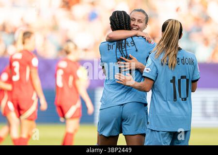Lucerne, Suisse. 05 juillet 2025. Lucerne, Suisse, 5 juillet 2025 Esmee Brugts (11 pays-Bas) et les joueurs des pays-Bas célébrant le troisième but de l'équipe lors du match UEFA Womens EURO 2025 Group d entre le pays de Galles et les pays-Bas au Allmend Stadium Lucerne, en Suisse. (Priscila Bütler/SPP) crédit : SPP Sport Press photo. /Alamy Live News Banque D'Images