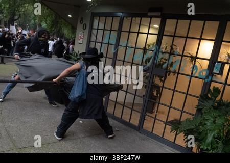 Non exclusif : des manifestants prennent part à une manifestation contre la gentrification, exigeant la fin des augmentations excessives de loyers dans le quartier de Condesa. Banque D'Images