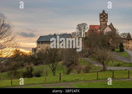 Vue sur un château le soir. Beau paysage photographié au coucher du soleil à Ronneburg, Hesse, Allemagne Banque D'Images