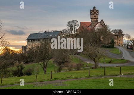 Vue sur un château le soir. Beau paysage photographié au coucher du soleil à Ronneburg, Hesse, Allemagne Banque D'Images