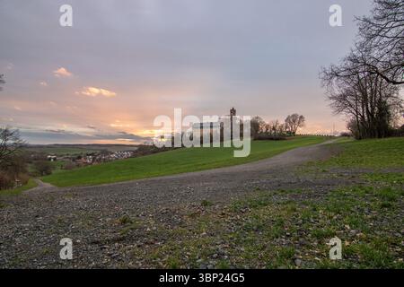 Vue sur un château le soir. Beau paysage photographié au coucher du soleil à Ronneburg, Hesse, Allemagne Banque D'Images