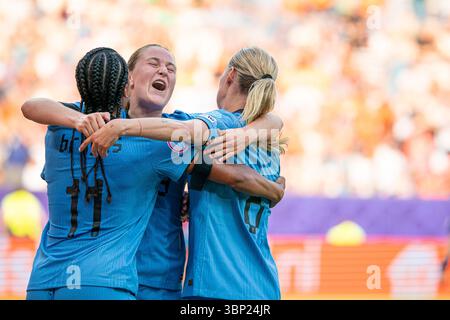 Lucerne, Suisse. 05 juillet 2025. Lucerne, Suisse, 5 juillet 2025 Esmee Brugts (11 pays-Bas) et les joueurs des pays-Bas célébrant le troisième but de l'équipe lors du match UEFA Womens EURO 2025 Group d entre le pays de Galles et les pays-Bas au Allmend Stadium Lucerne, en Suisse. (Priscila Bütler/SPP) crédit : SPP Sport Press photo. /Alamy Live News Banque D'Images
