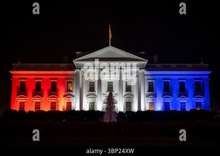 Washington, États-Unis d'Amérique. 05 juillet 2025. Washington, États-Unis d'Amérique. 04 juillet 2025. La Maison Blanche, baignée de lumières de couleur rouge, blanche et bleue pendant les célébrations de la fête de l'indépendance, le 4 juillet 2025, à Washington, DC crédit : Carlos Fyfe/White House photo/Alamy Live News Banque D'Images