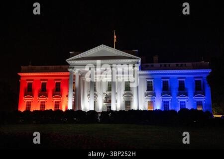 Washington, États-Unis d'Amérique. 05 juillet 2025. Washington, États-Unis d'Amérique. 04 juillet 2025. La Maison Blanche, baignée de lumières de couleur rouge, blanche et bleue pendant les célébrations de la fête de l'indépendance, le 4 juillet 2025, à Washington, DC crédit : Carlos Fyfe/White House photo/Alamy Live News Banque D'Images