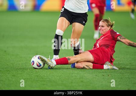 St.Gallen, Suisse. 4 juillet 2025. St.Gallen, Allemagne. 04 juillet 2025. Martyna Wiankowska #5 de Team Poland concurrencer pour le ballon, plaquage, duel, header, zweikampf, action, lutte contre Sydney Lohmann #8 de Team Germany dans le football UEFA Women EURO 2025 match ALLEMAGNE - POLOGNE 2-0 dans la saison 2025/2026 le 4 juillet 2025 à St.Gallen, Suisse. Photographe : ddp images/STAR-images crédit : ddp Media GmbH/Alamy Live News Banque D'Images