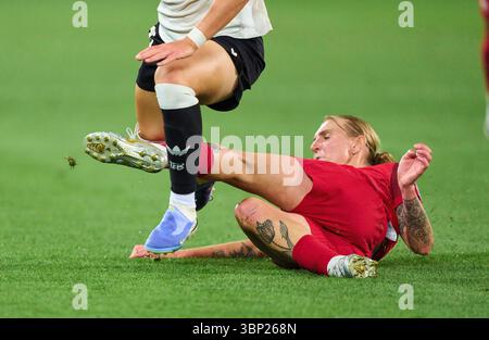 St.Gallen, Suisse. 4 juillet 2025. St.Gallen, Allemagne. 04 juillet 2025. Martyna Wiankowska #5 de Team Poland concurrencer pour le ballon, plaquage, duel, header, zweikampf, action, lutte contre Sydney Lohmann #8 de Team Germany dans le football UEFA Women EURO 2025 match ALLEMAGNE - POLOGNE 2-0 dans la saison 2025/2026 le 4 juillet 2025 à St.Gallen, Suisse. Photographe : ddp images/STAR-images crédit : ddp Media GmbH/Alamy Live News Banque D'Images