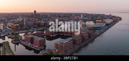 Image aérienne du paysage urbain de Liverpool au lever du soleil Banque D'Images
