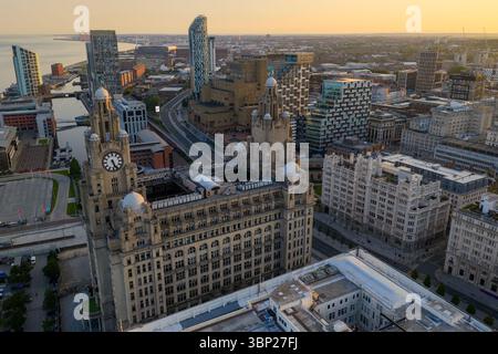 Image aérienne du paysage urbain de Liverpool au lever du soleil Banque D'Images