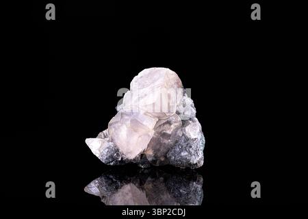 Smithsonite. Spécimen de la mine de Tsumeb, Namibie. photographie isolée sur fond noir. macro détail gros plan cristal minéral non poli Banque D'Images