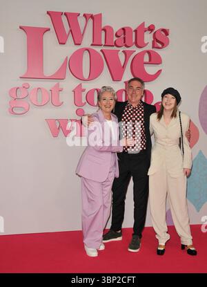 Dame Emma Thompson, Greg Wise et Gaia Wise au 'qu'est-ce que l'amour a à voir avec ça ?' Première du film britannique, Odeon luxe Leicester Square, Leicester Square, le lundi 13 février 2023 à Londres, Angleterre, Royaume-Uni. CAP/CAN ©CAN/Capital Pictures Banque D'Images