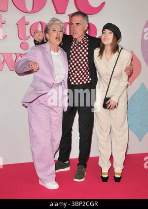 Dame Emma Thompson, Greg Wise et Gaia Wise au 'qu'est-ce que l'amour a à voir avec ça ?' Première du film britannique, Odeon luxe Leicester Square, Leicester Square, le lundi 13 février 2023 à Londres, Angleterre, Royaume-Uni. CAP/CAN ©CAN/Capital Pictures Banque D'Images