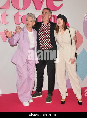 Dame Emma Thompson, Greg Wise et Gaia Wise au 'qu'est-ce que l'amour a à voir avec ça ?' Première du film britannique, Odeon luxe Leicester Square, Leicester Square, le lundi 13 février 2023 à Londres, Angleterre, Royaume-Uni. CAP/CAN ©CAN/Capital Pictures Banque D'Images