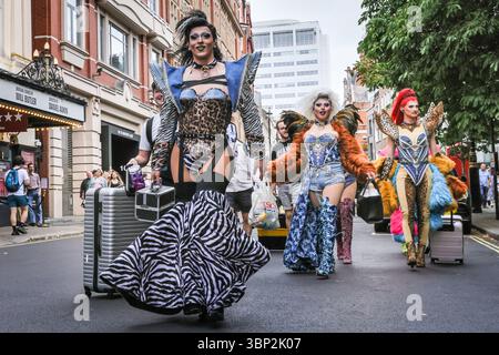 Londres, Royaume-Uni. 05 juillet 2025. Un groupe glamour de drag Queens dans des tenues fabuleuses descend St Martin's Lane. Les fêtards dans et autour de Soho font la fête et célèbrent après le défilé Pride in London. Pride célèbre la diversité, la tolérance et la communauté LGBT. Crédit : Imageplotter/Alamy Live News Banque D'Images