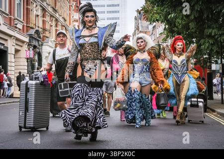 Londres, Royaume-Uni. 05 juillet 2025. Un groupe glamour de drag Queens dans des tenues fabuleuses descend St Martin's Lane. Les fêtards dans et autour de Soho font la fête et célèbrent après le défilé Pride in London. Pride célèbre la diversité, la tolérance et la communauté LGBT. Crédit : Imageplotter/Alamy Live News Banque D'Images