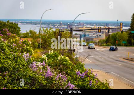 Superbe vue aérienne de Duluth montrant les bâtiments de la ville et le littoral pittoresque du lac supérieur dans le Minnesota Banque D'Images