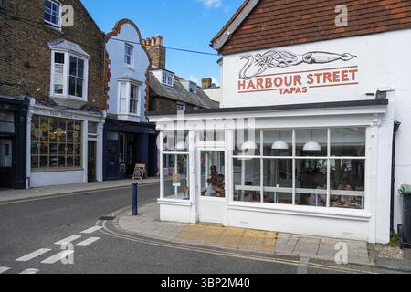 Magasins et restaurants sur Harbour Street à Whitstable, Kent, Angleterre Royaume-Uni Banque D'Images