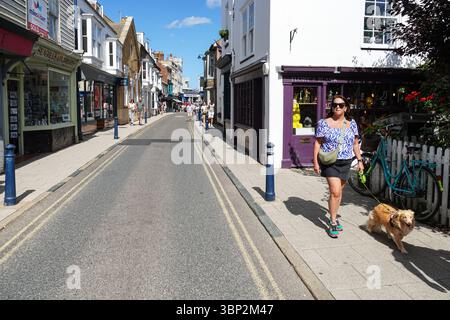 Magasins et restaurants sur Harbour Street à Whitstable, Kent, Angleterre Royaume-Uni Banque D'Images