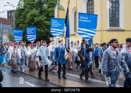 Tallinn, Estonie - 5 juillet 2025 : délégation de l'École secondaire des sciences de Tallinn (est : Tallinna Reaalkool) au Festival estonien de la chanson (est : Laulupidu) Banque D'Images