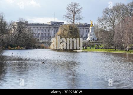 St James's Park et Buckingham Palace à Londres, Angleterre Royaume-Uni Banque D'Images