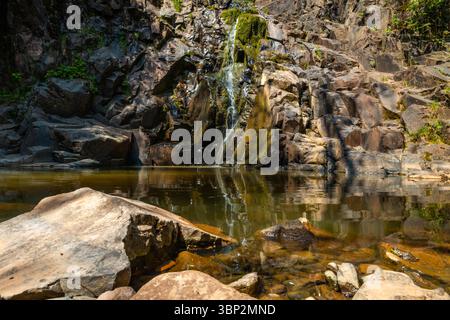 Minuscule chute d'eau le long du sentier de Split Rock River, mettant en valeur la beauté naturelle trouvée le long de cette route de randonnée populaire Banque D'Images