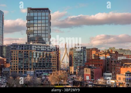 Boston, ma, États-Unis - 12 décembre 2024 : vue de la ligne d'horizon de Boston avec le pont Zakim en arrière-plan. Banque D'Images