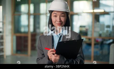 Femme d'affaires asiatique femme inspecteur usine industrielle souriante chinoise coréenne japonaise jeune ingénieur professionnel portraitre architecte constructeur Banque D'Images