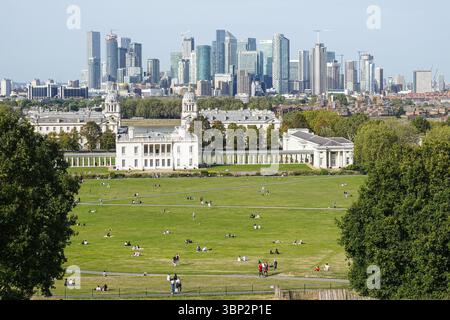 Vue sur les gratte-ciel de Canary Wharf depuis Greenwich Park à Londres, Angleterre, Royaume-Uni, Royaume-Uni Banque D'Images