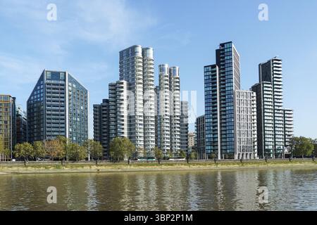 Nouveaux bâtiments résidentiels modernes avec appartements de luxe sur Albert Embankment à Vauxhall, Londres, Angleterre, Royaume-Uni, Royaume-Uni Banque D'Images