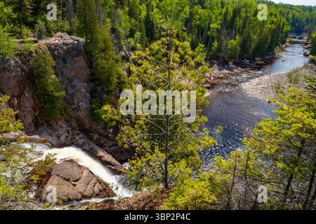 Une vue panoramique de High Falls d'en haut dans le parc d'État de Tettegouche Banque D'Images