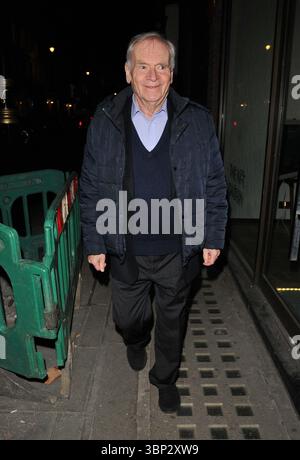 Jeffrey Archer lors du lancement de la nouvelle collection d'œuvres d'art de la NFT « Ukraine with Love » pour collecter des fonds pour l'appel humanitaire ukrainien de CARE International UK, la NFT Gallery, Dover Street, le lundi 27 février 2023 à Londres, Angleterre, Royaume-Uni. CAP/CAN ©CAN/Capital Pictures Banque D'Images