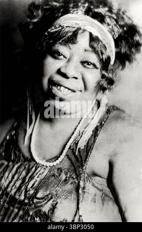 Gertrude 'ma' Rainey (1886-1939), chanteuse de blues légendaire américaine souvent appelée la "mère du Blues", a été l'une des premières chanteuses bleues afro-américaines professionnelles. Photographie prise en 1923, l'année où ma Rainey signe son premier contrat d'enregistrement avec Paramount Records. Banque D'Images