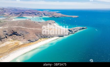 Une vue aérienne époustouflante de Balandra Beach près de la Paz, Baja California sur, Mexique. Capturée par drone, cette image met en valeur l'emblématique plage Shallow tu Banque D'Images
