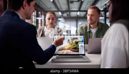 Équipe multiraciale de graphistes collaborent sur la conception Web colorée Banque D'Images