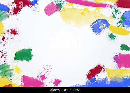 Les coups de peinture colorés et les éclaboussures encadrent le fond de toile blanc de conception plate, l'espace de copie Banque D'Images