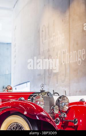 Mercedes-Benz 500 K roadster spécial de 1936. Le musée Mercedes-Benz de Stuttgart présente un voyage à travers l'histoire automobile du monde entier Banque D'Images