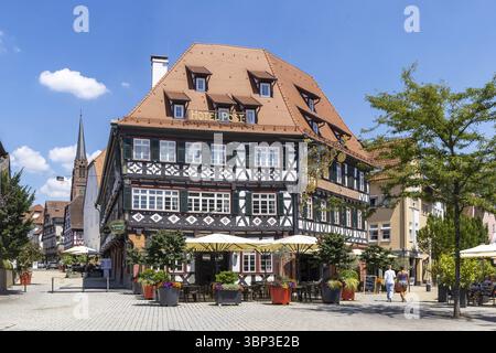 Vue sur la ville de Nagold dans le nord de la Forêt-Noire. Maison à colombages Hôtel Post sur la place de banlieue. Nagold, Bade-Wuertemberg, Allemagne, Europe Banque D'Images